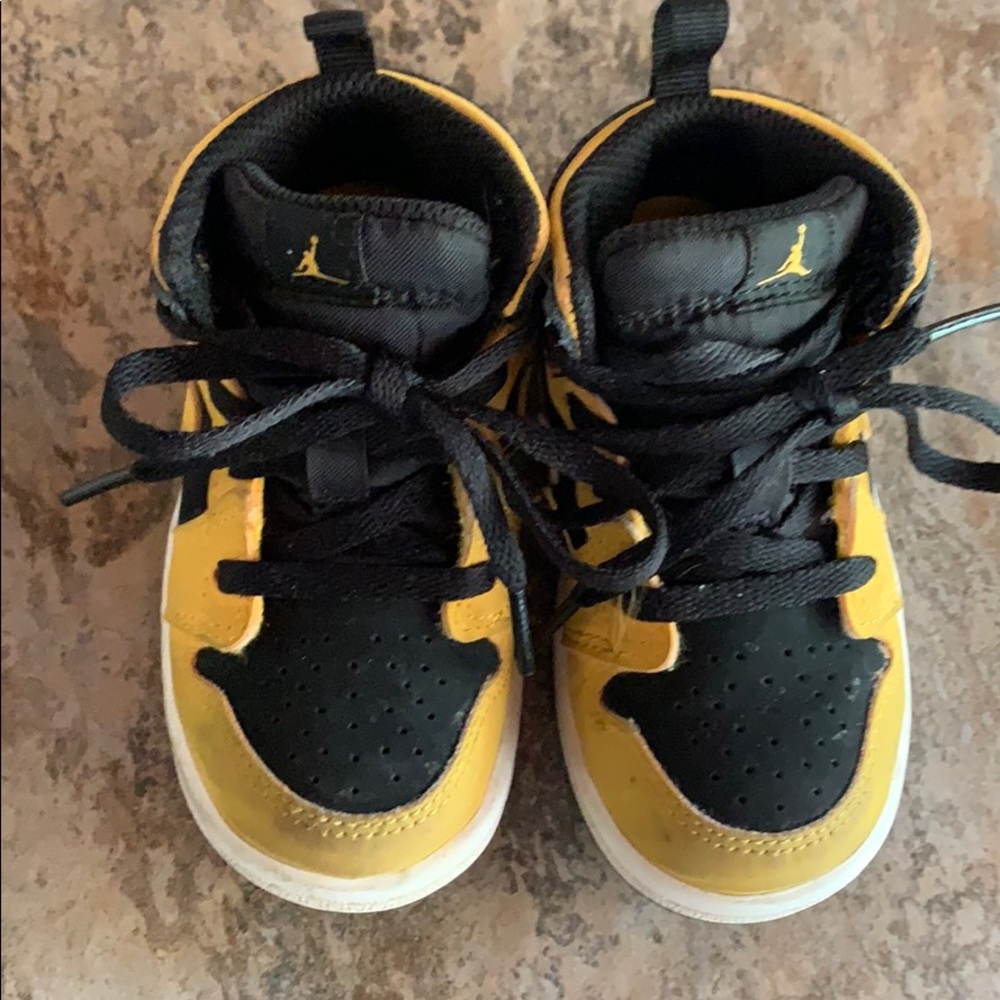 Boys 6C Air Jordan’s